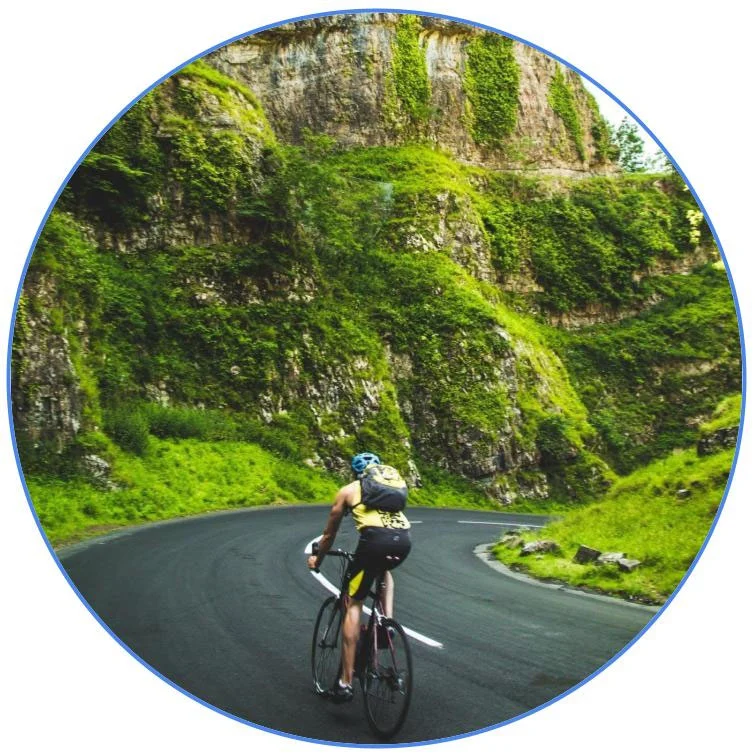 bikepacking à vélo dans la nature sur une route