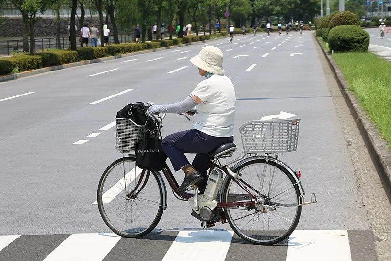 Veille dame à vélo électrique VAE