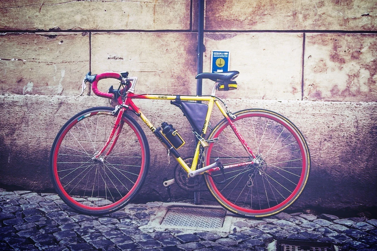vélo de course d'occasion dans une rue pavée