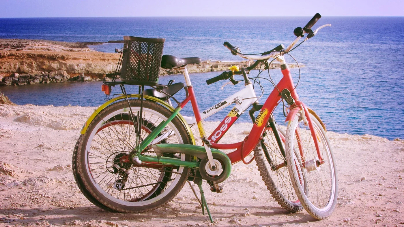 deux vélos d'occasion à la mer