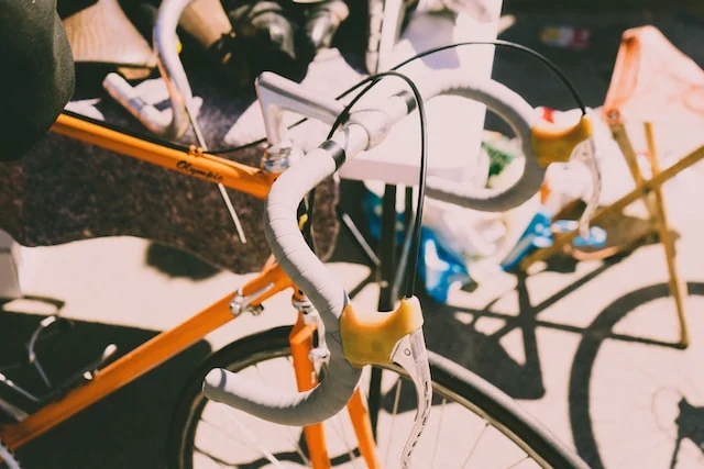 Vélo vintage de route  jaune