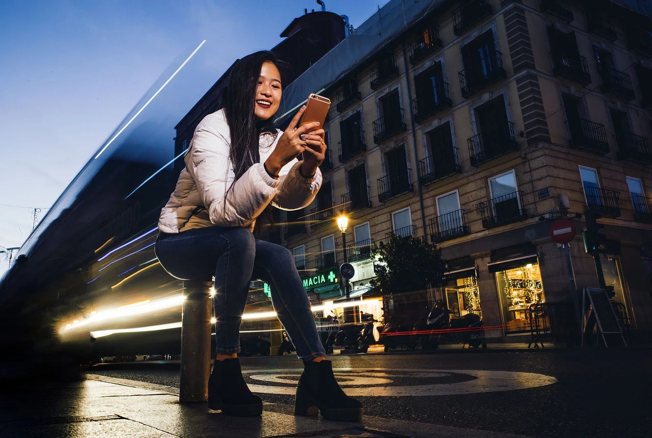 Jeune femme chinoise sur son téléphone cherchant un vélo d'occasion