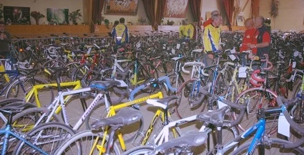 bourse aux vélos dans gymnase