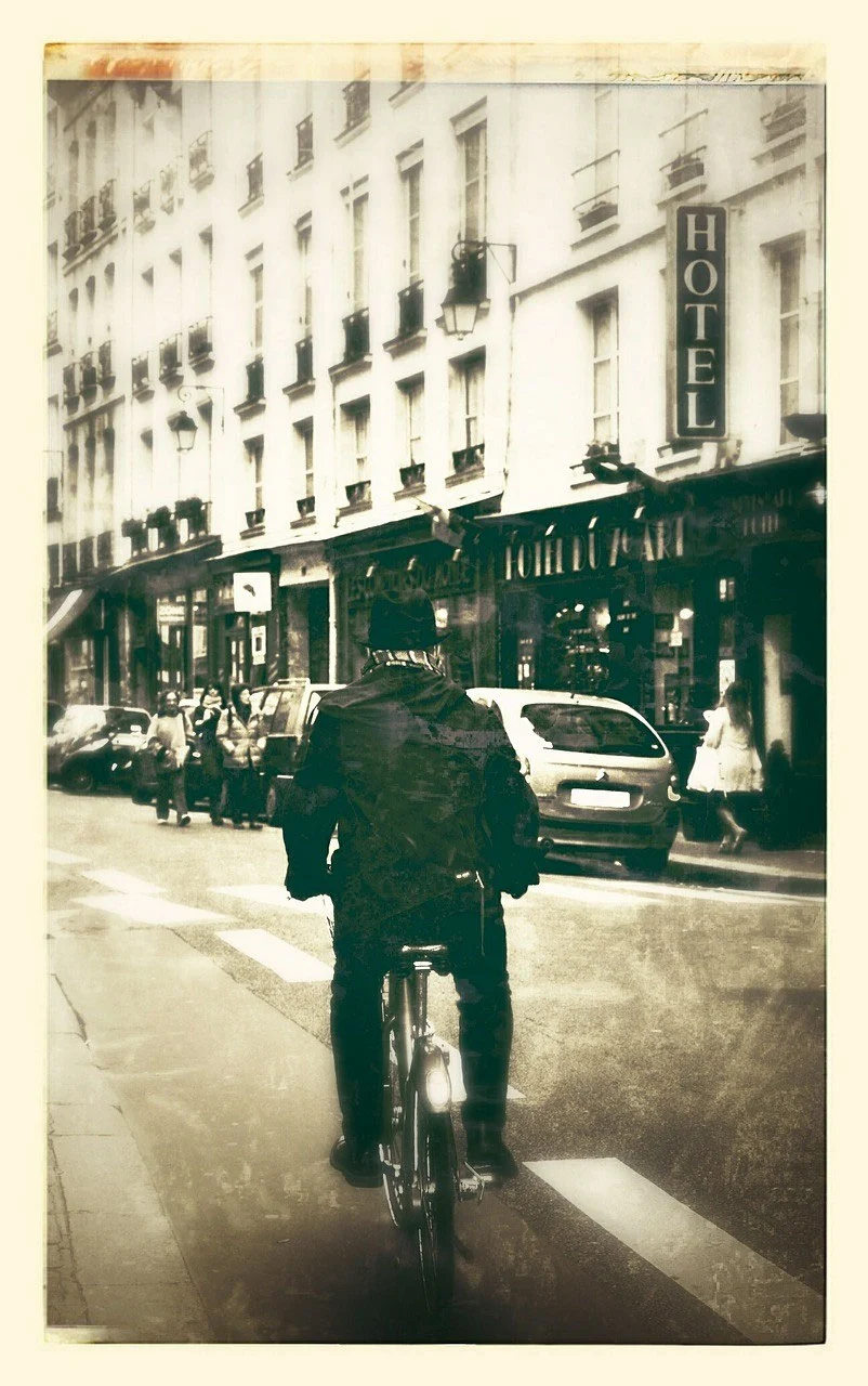 photo ancienne d'un cycliste à Paris devant un hotel
