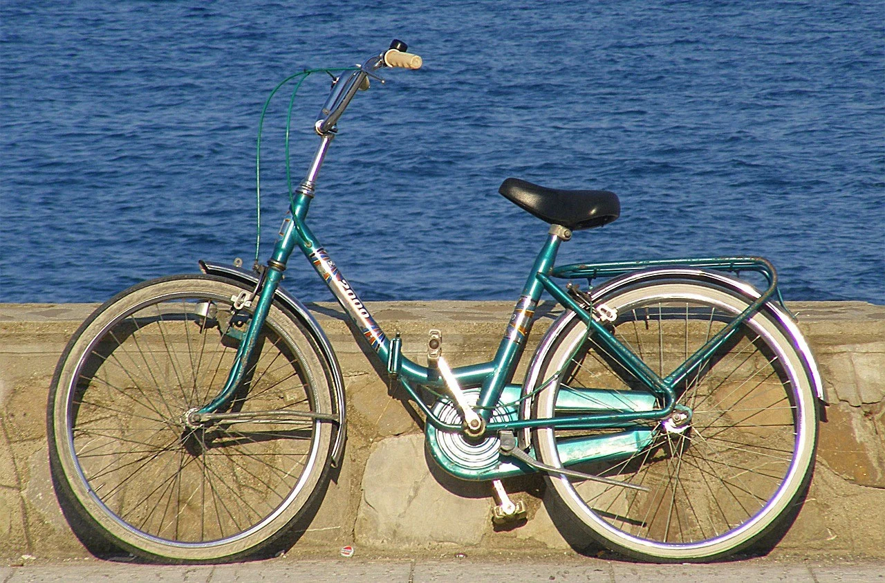 vélo pliant vintage devant la mer
