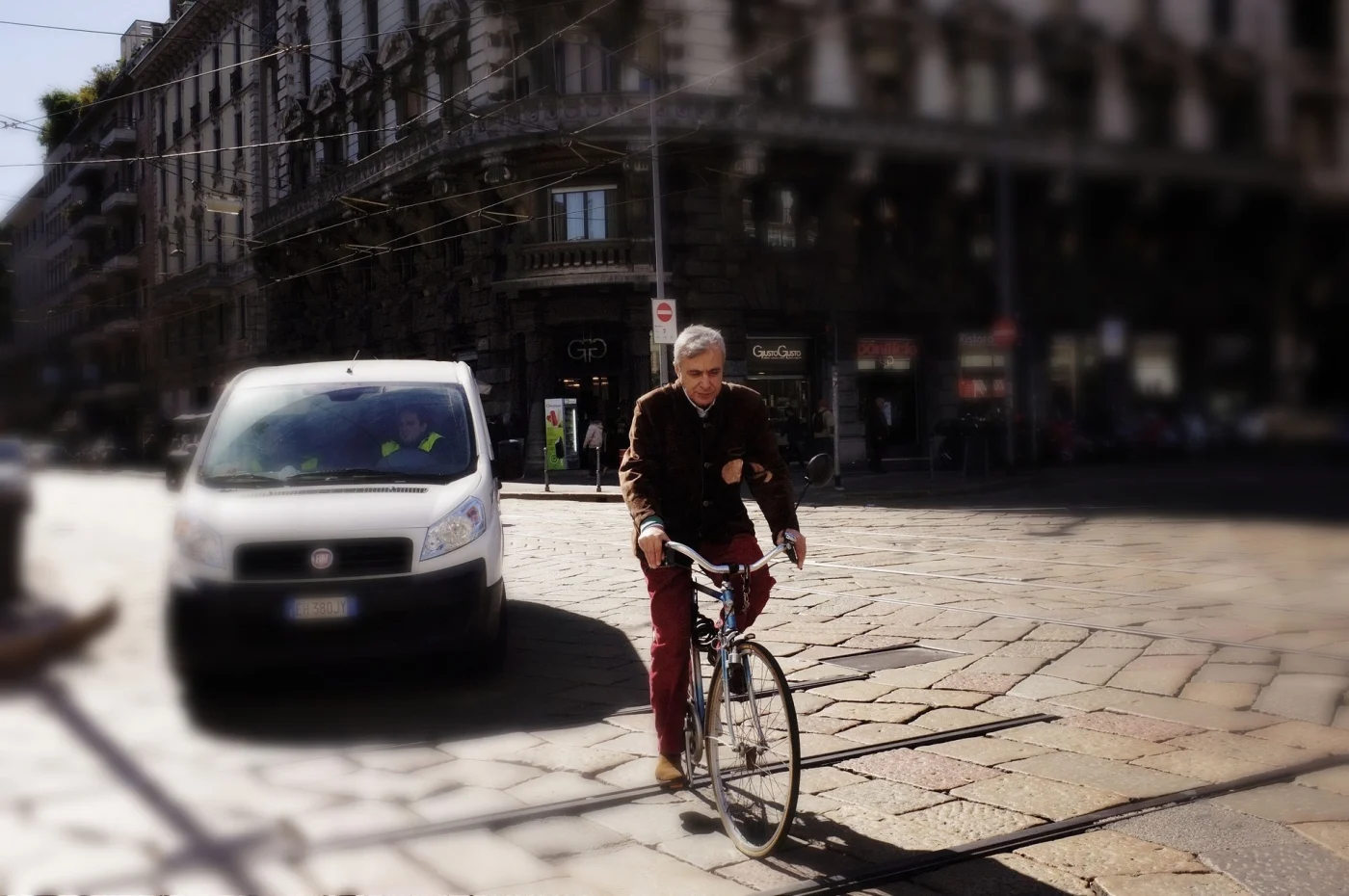 vieux monsieur à vélo devant un voiture
