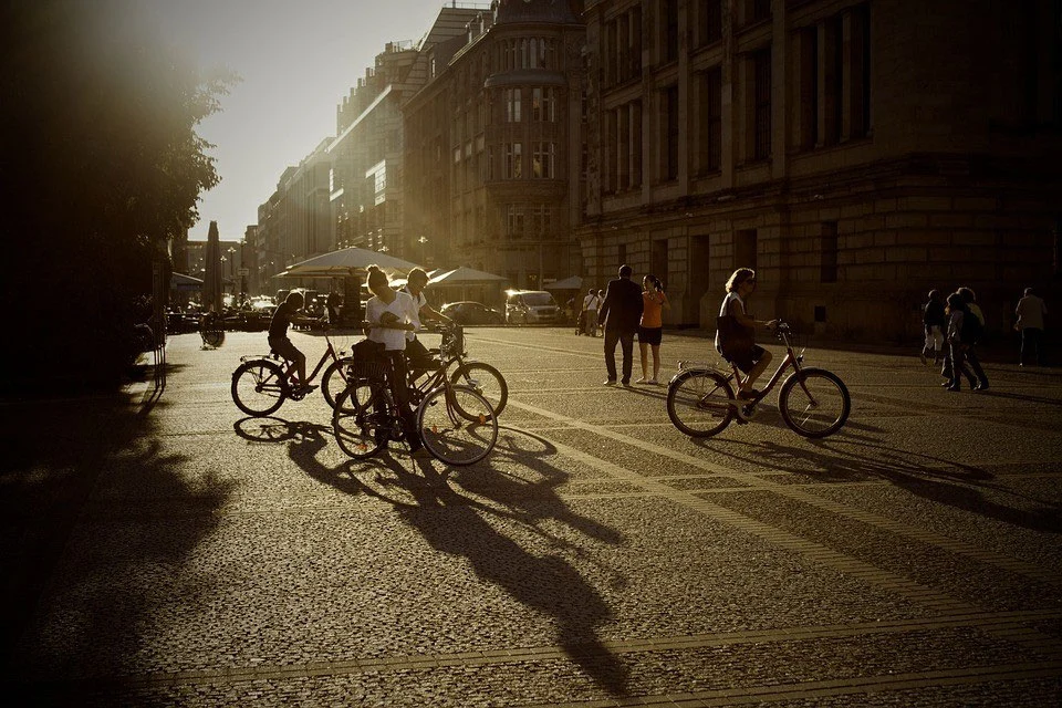 coucher de soleil avec des vélos en contre jour
