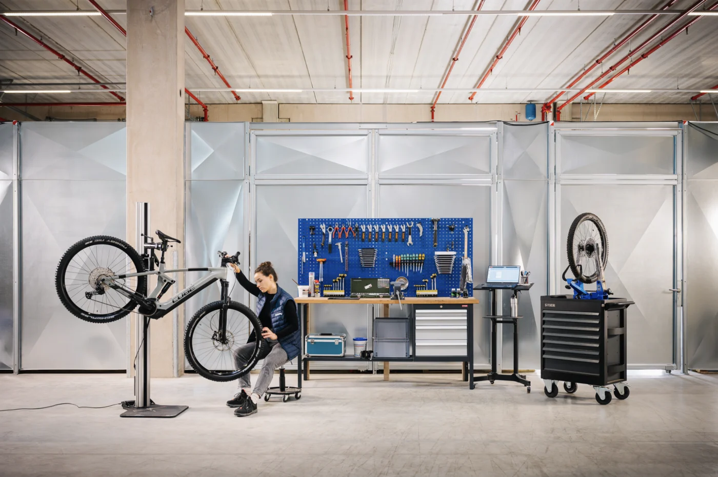 femme technicienne velo electrique