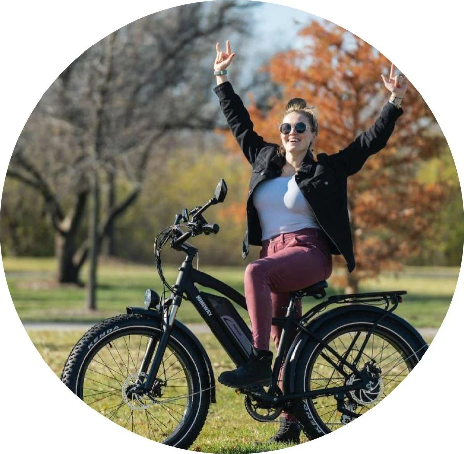 femme sur un vélo électrique noir