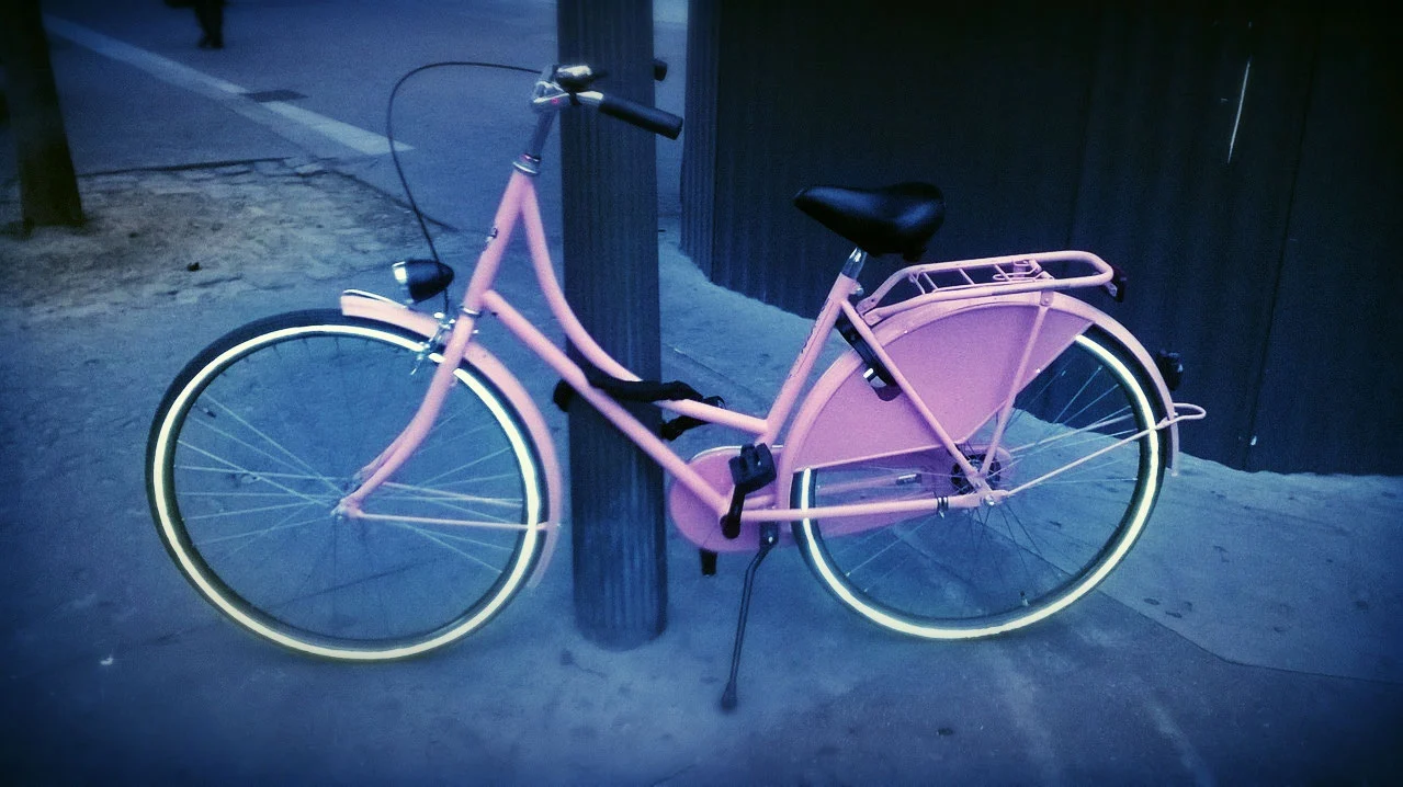 Vélo hollandais rose dans les rues de paris