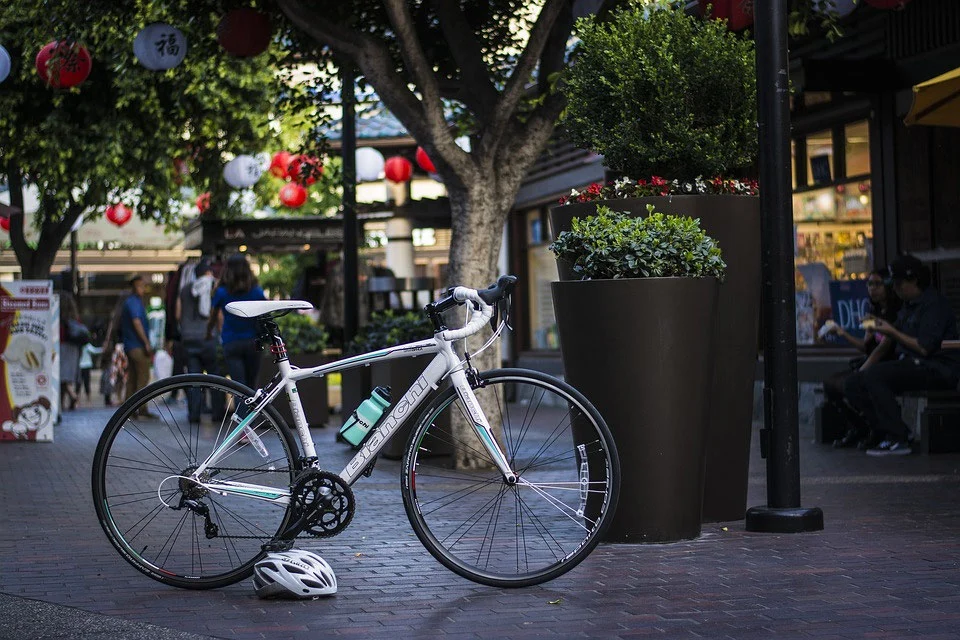 vélo de course moderne blanc