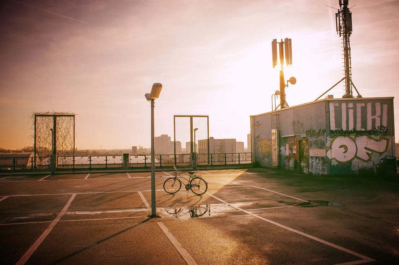 vélo de ville d'occasion sur un parking sous la canicule