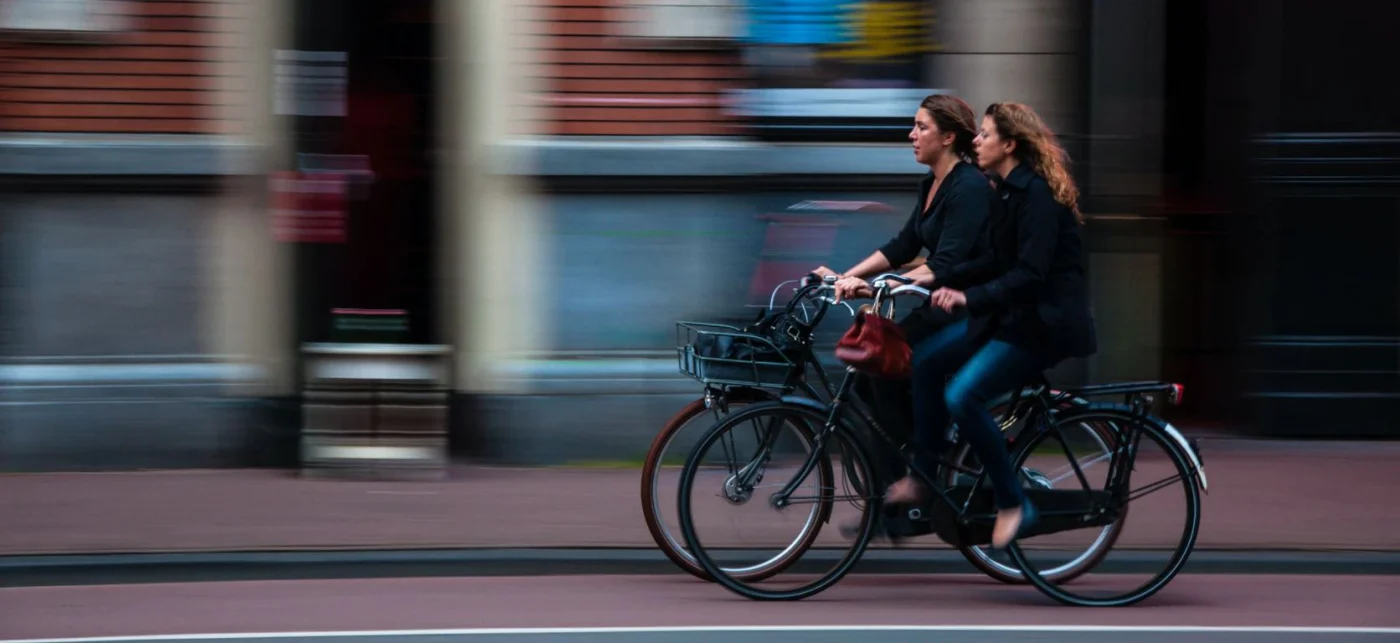 deux femmes sur des vélos hollandais