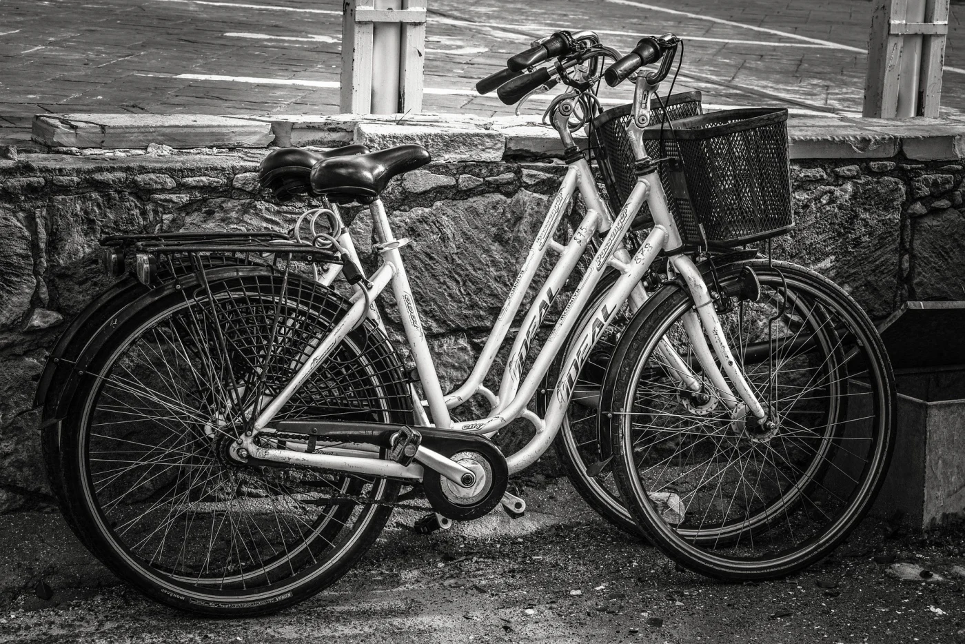 deux vélo en noir et blanc
