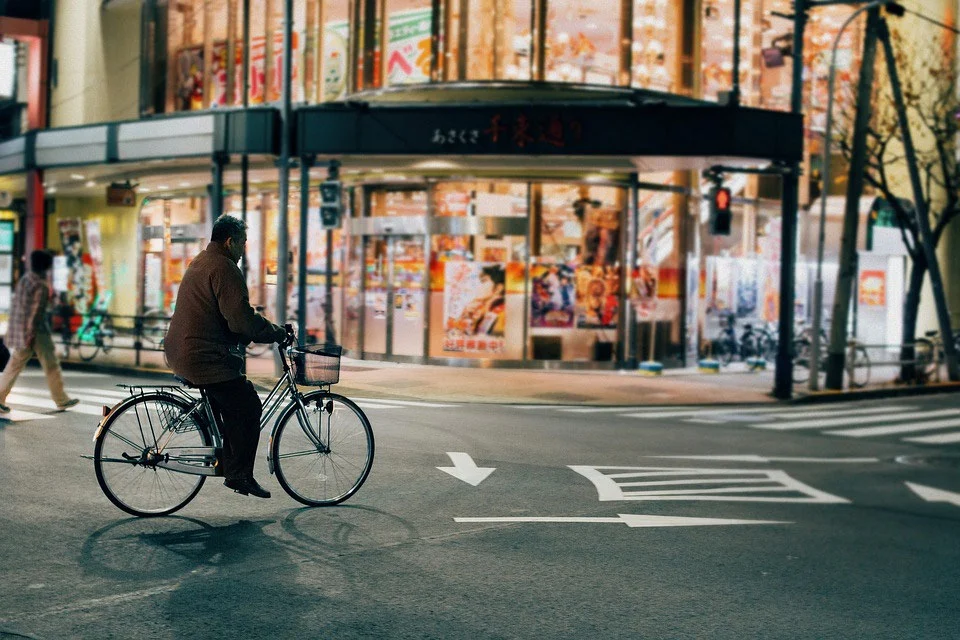 Homme à vélo d'occasion au japon durant la nuit.