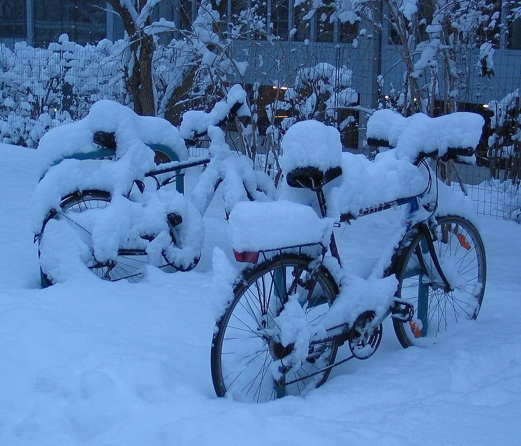 Bicycles snow Graz 2005 originalCC BY-SA 3.0