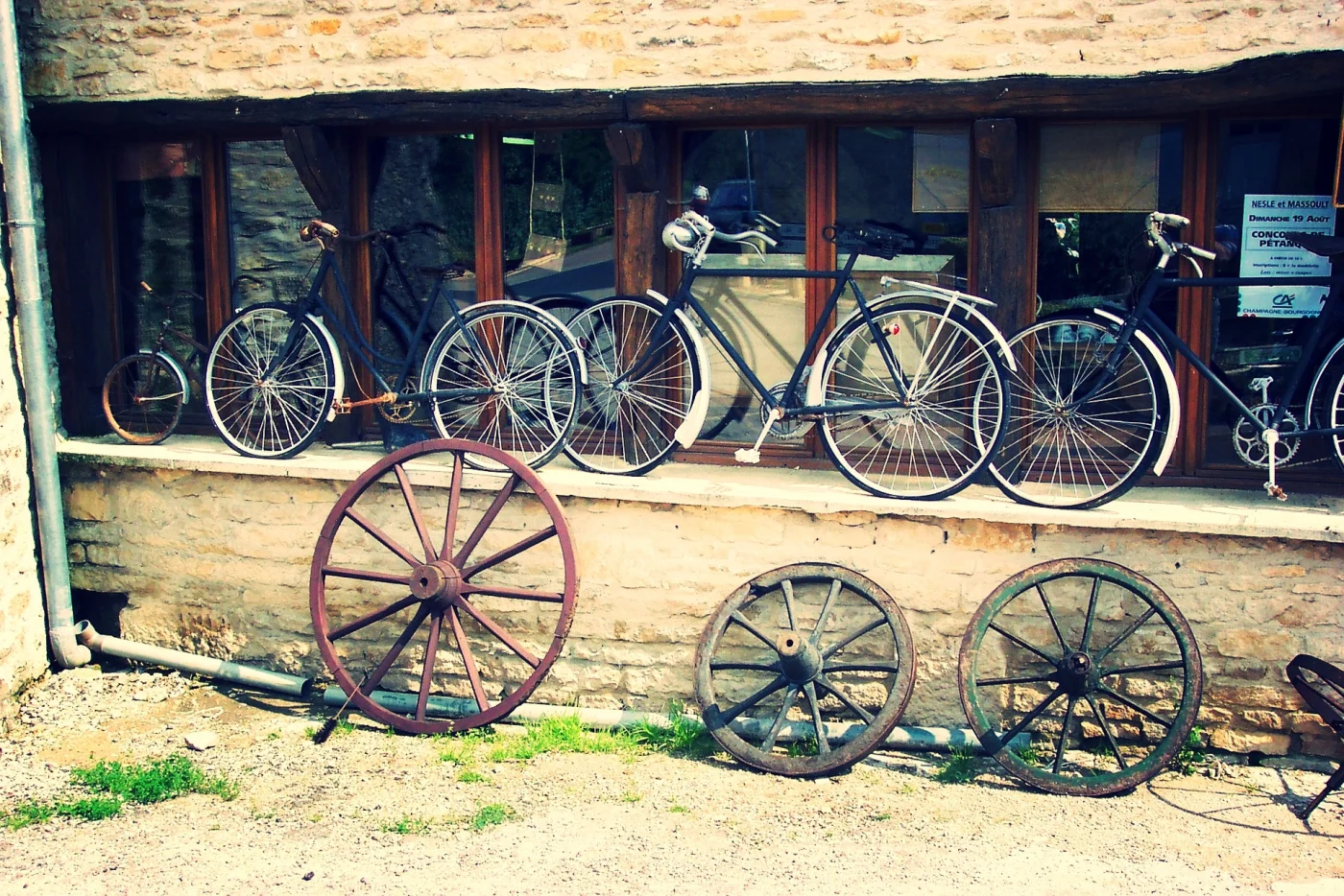 vélos d'occasion en exposition sur un marché aux puces