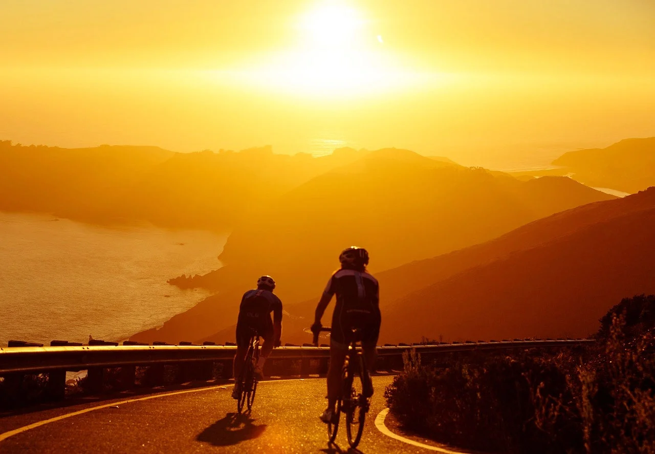 Deux cyclistes sur des vélos de route d'occasion sous le soleil et le long de la côte d'azur
