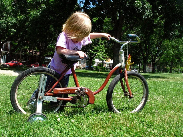 vélo pour enfant rouge dans un parc