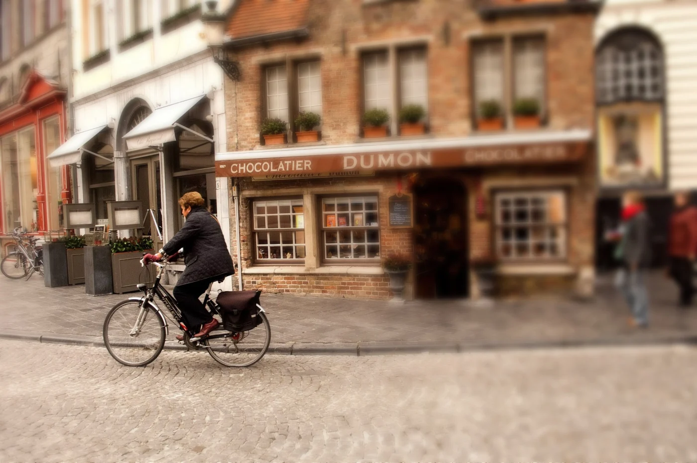 dame à vélo devant un chocolatier