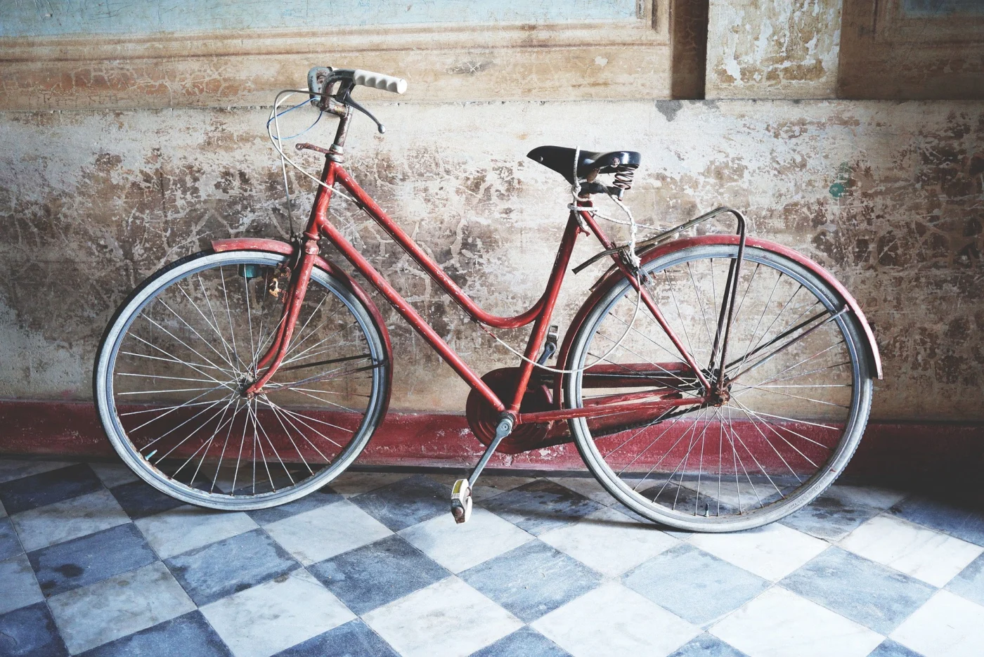 Vélo rouge vintage carrelage