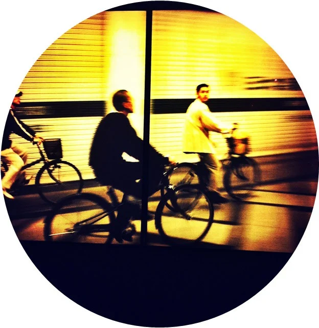 vélo garé dans un pavillon avec l'arrosage automatique activé