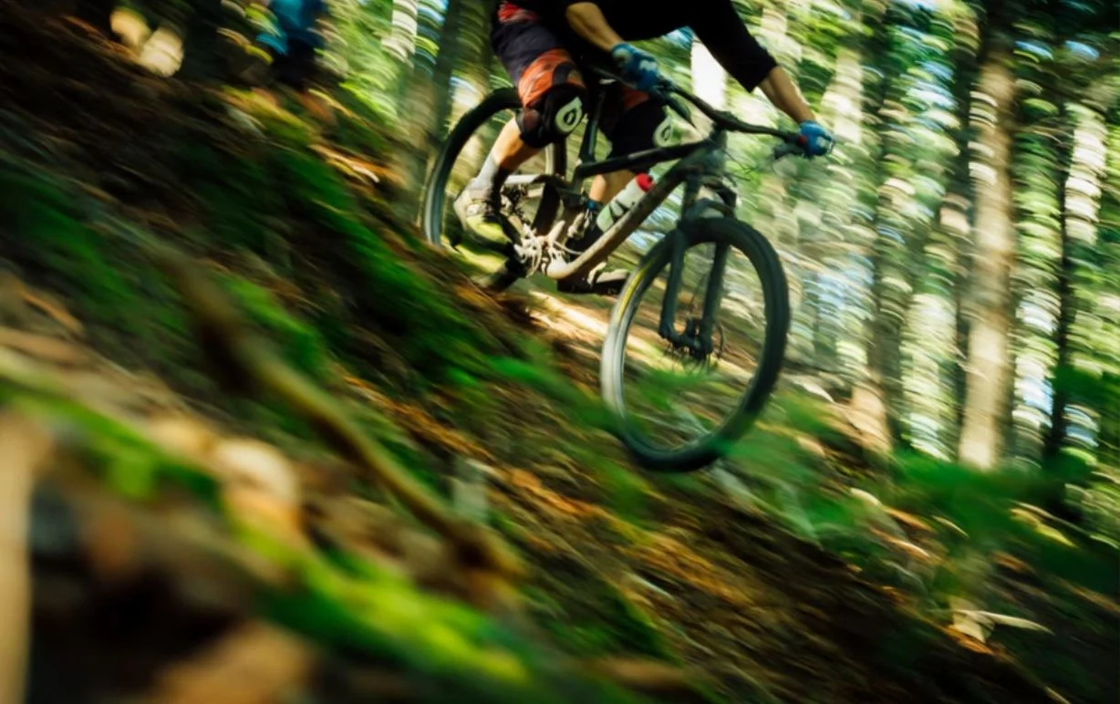 descente en VTT avec protection aux genoux