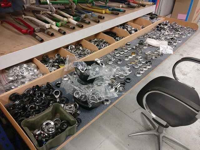 bureau pour nettoyer pièces de vélo