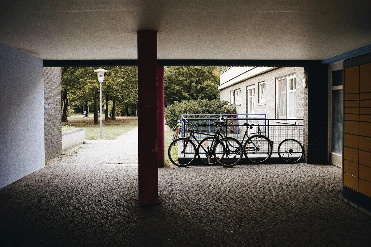 Vélos stationnés dans le local à vélo des parties communes d'un immeuble