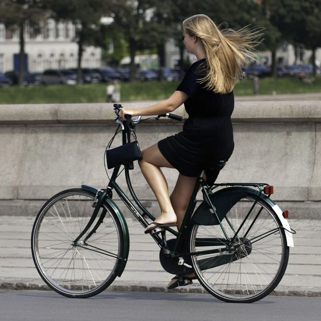 Jeune fille en jupe à vélo by Wikipedia