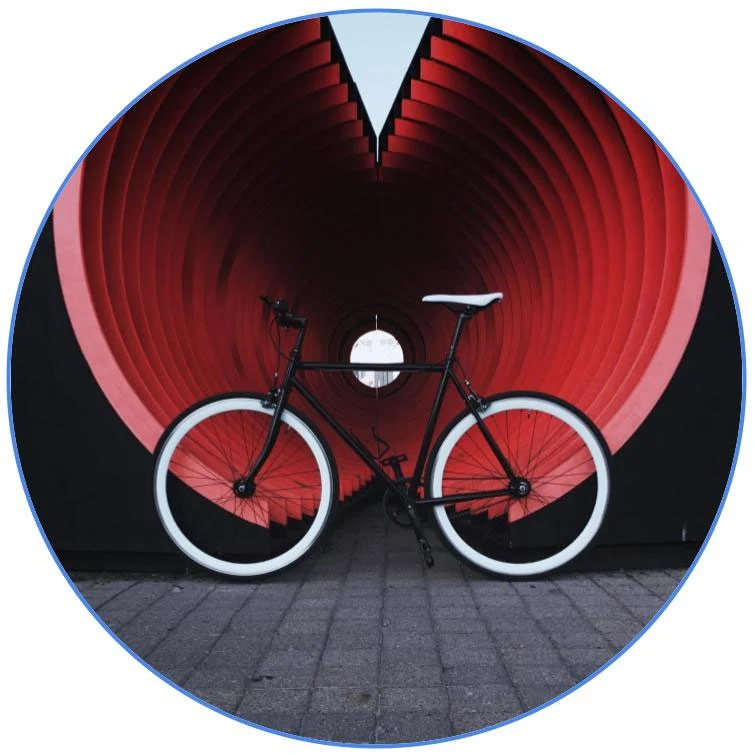 vélo noir devant une œuvre artistique