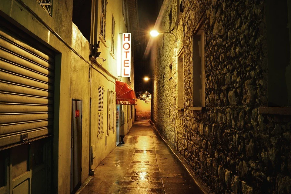 rue deserte hotel la nuit
