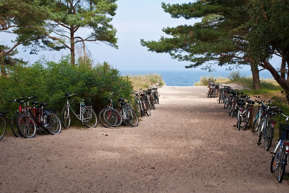 vélos d'occasion garés à l'entrée d'une plage