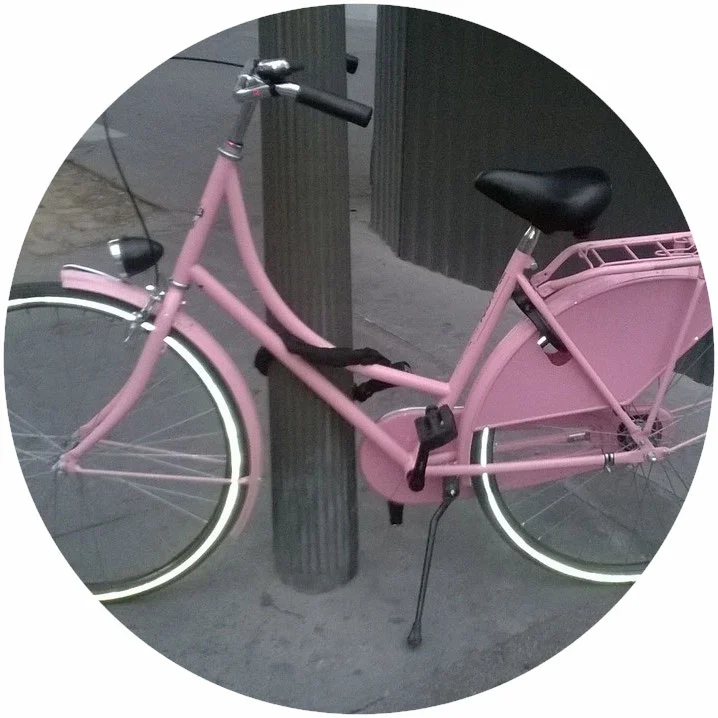 Vélo hollandais rose in Paris by SR