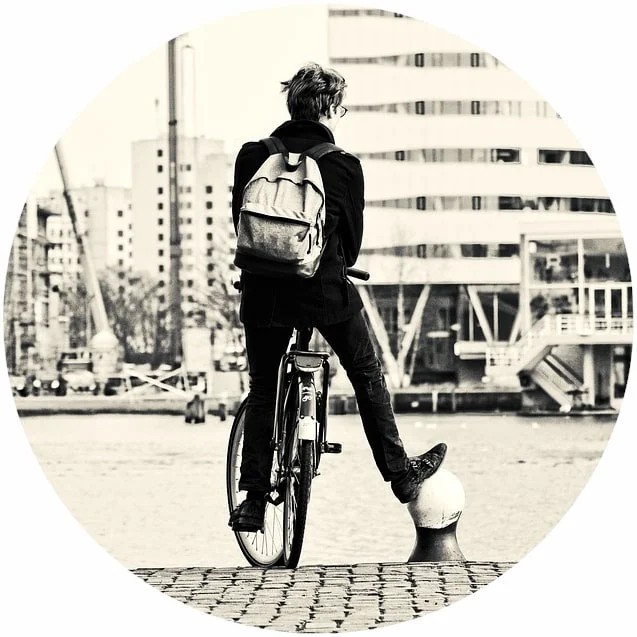 Homme sur un vélo d'occasion