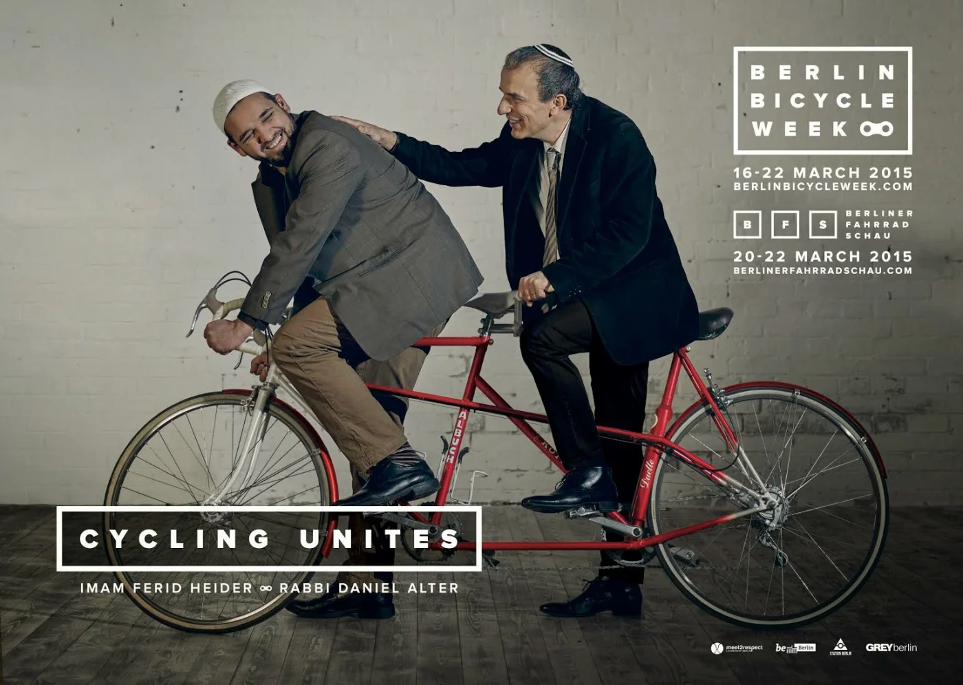 campagne de publicité montrant un rabbin et un imam sur un vélo tandem rouge