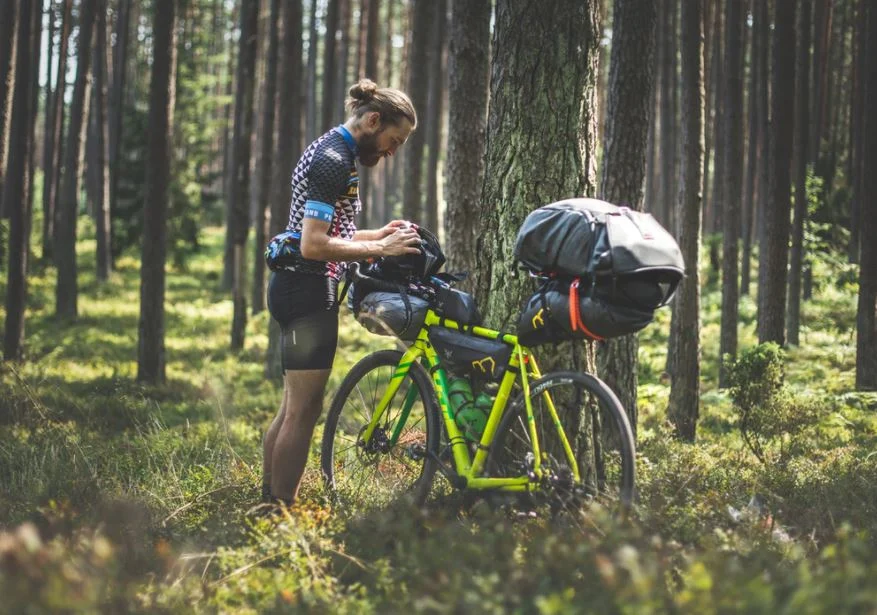 homme en plein bikepacking