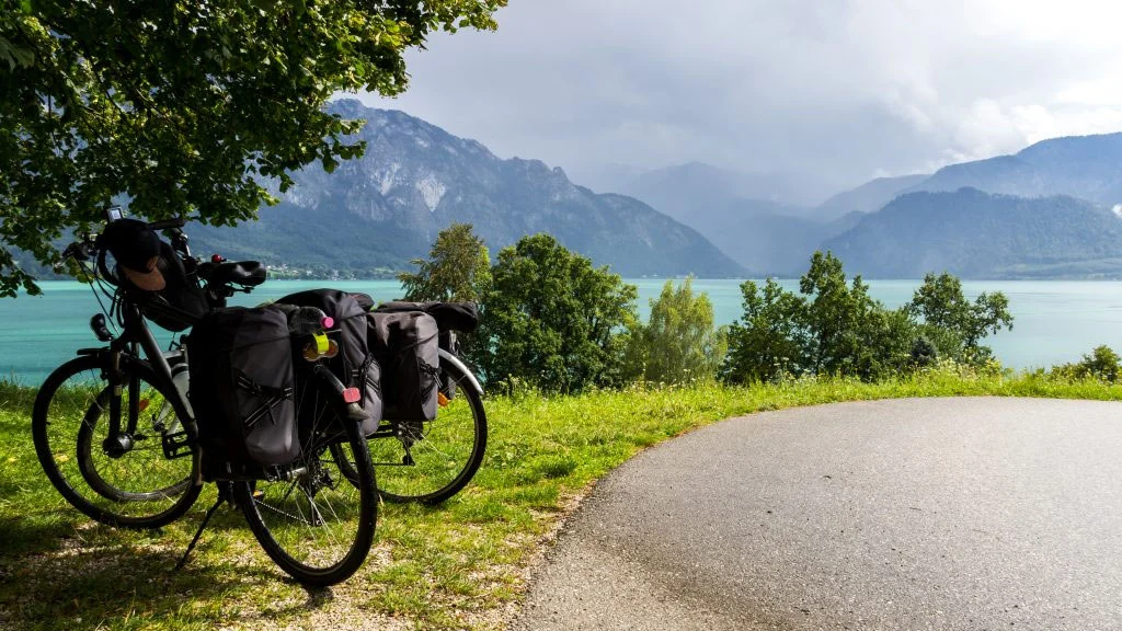 vue sur le lac à vélo