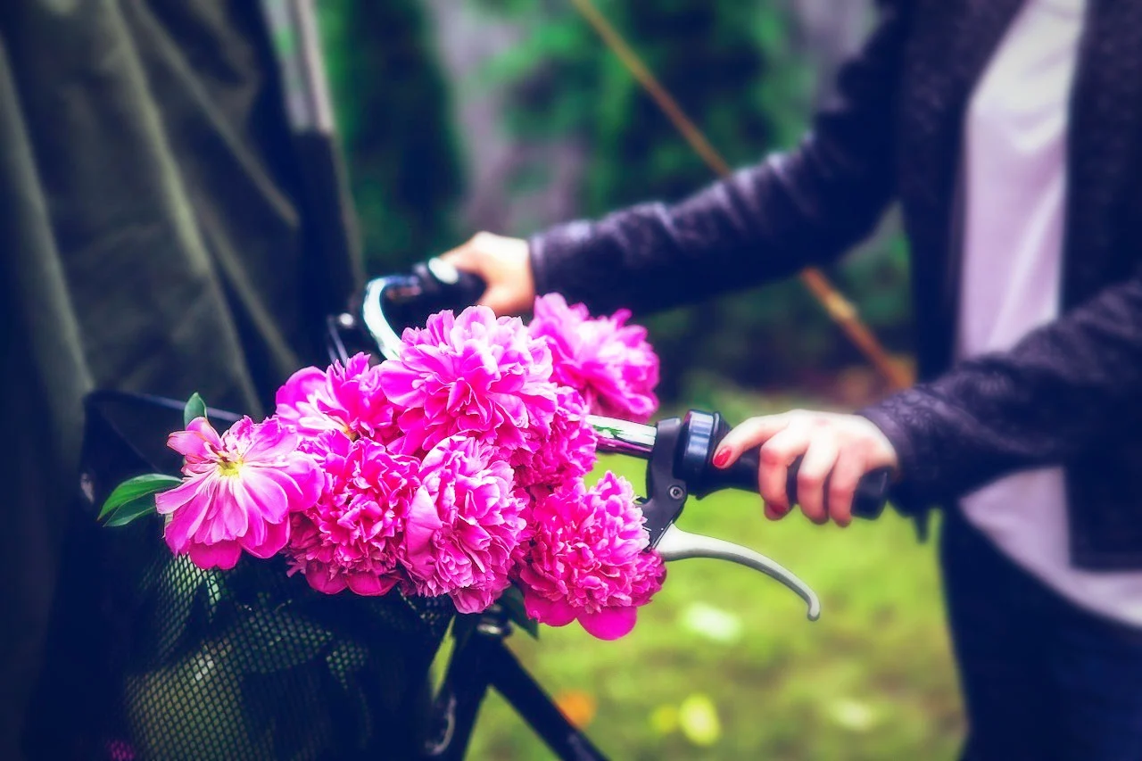 couronne de fleur sur guidon de vélo