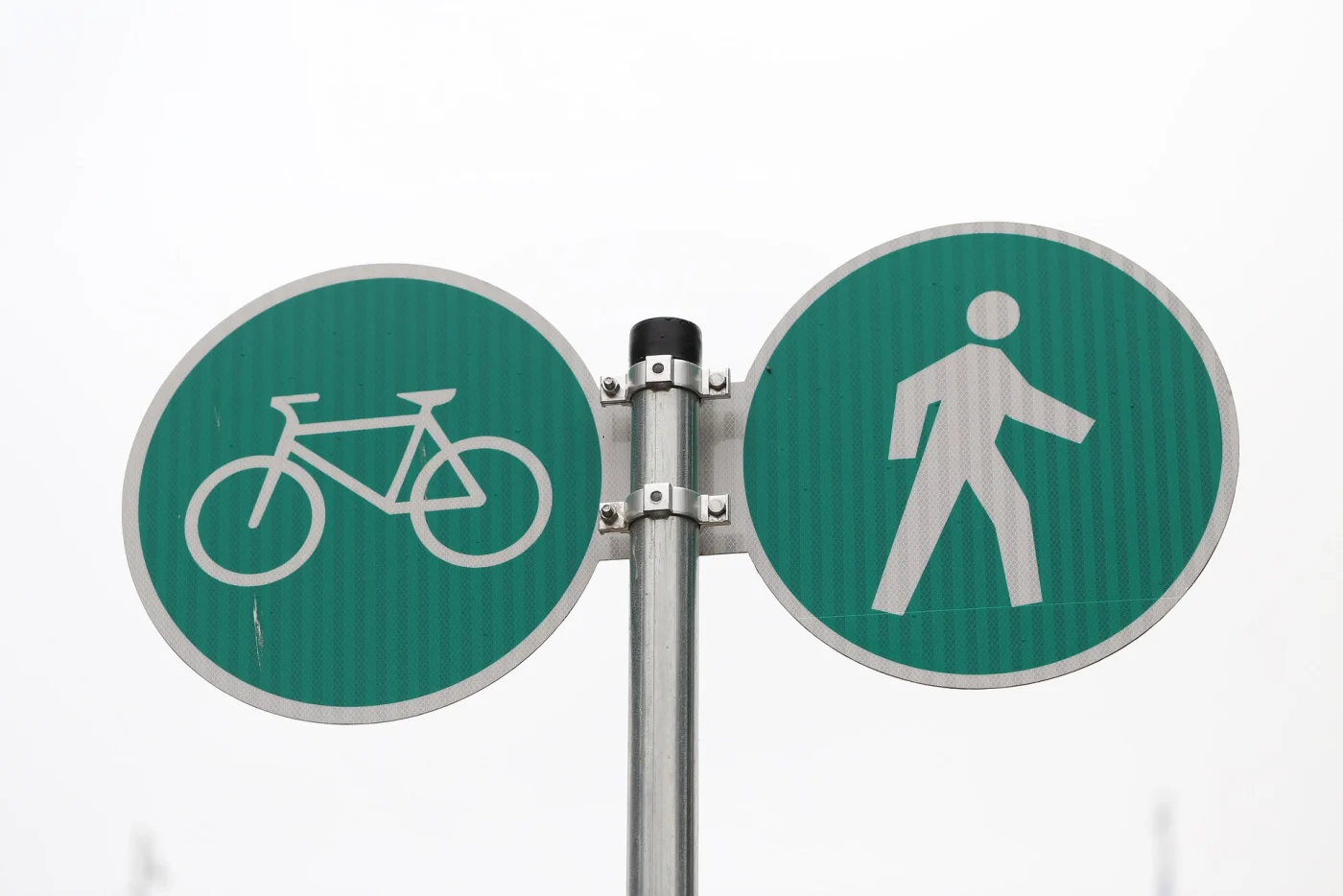 panneaux de signalisation piéton et vélo vert