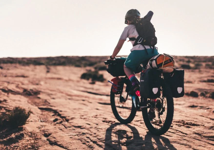 Femme en voyage à vélo