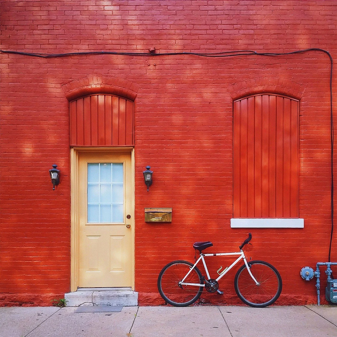 vélo stationné devant une maison rouge