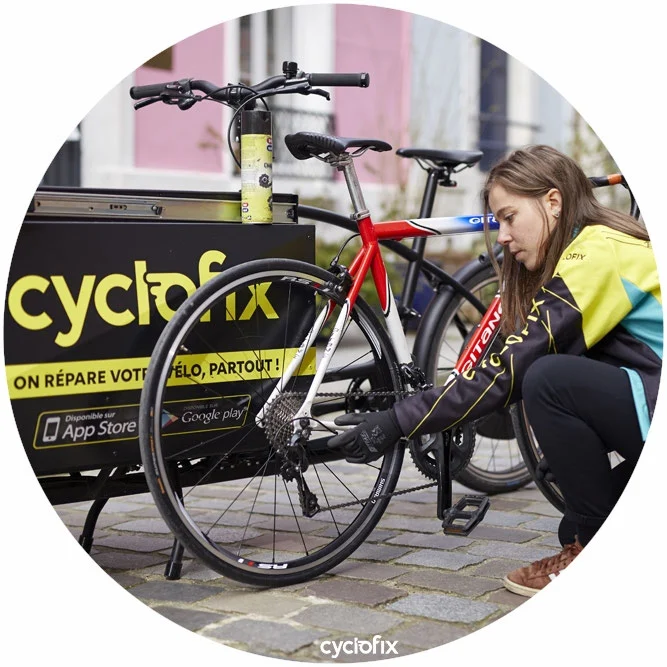 réparation de vélo dans la rue à Paris