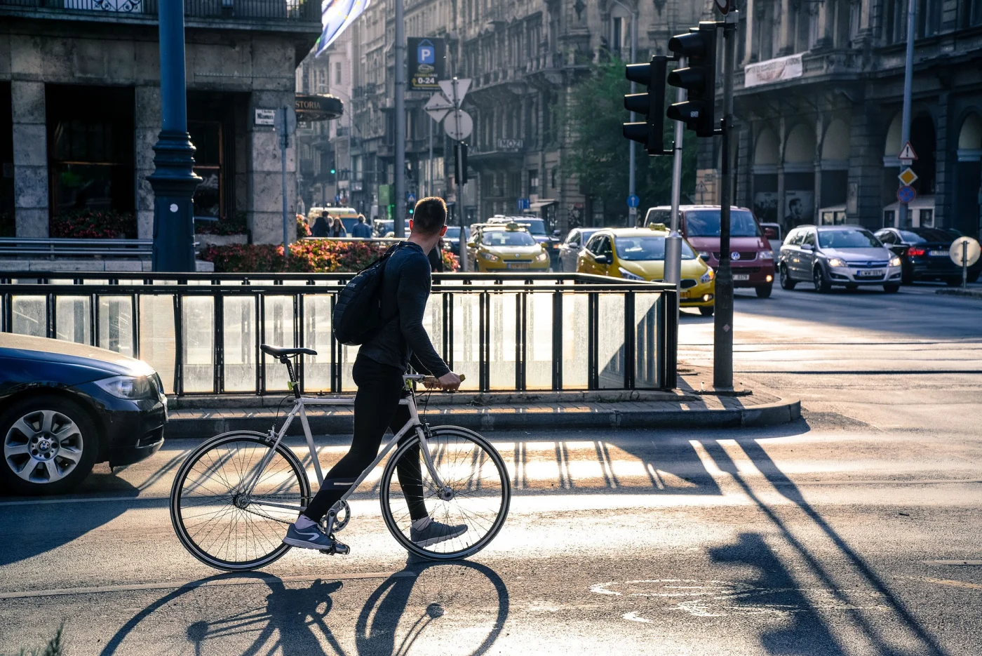 homme en fixi dans la ville mondebarras