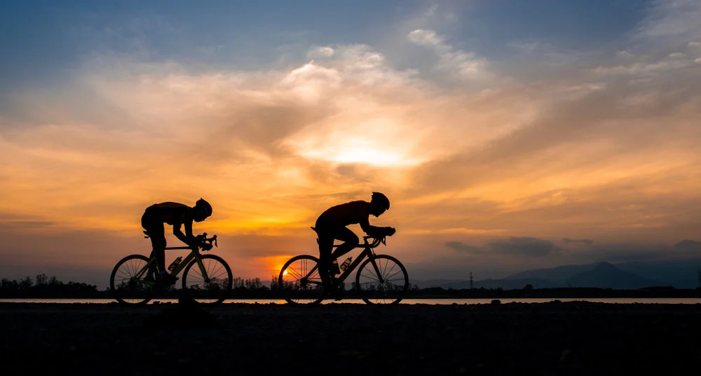 couchée de soleil avec deux cyclistes