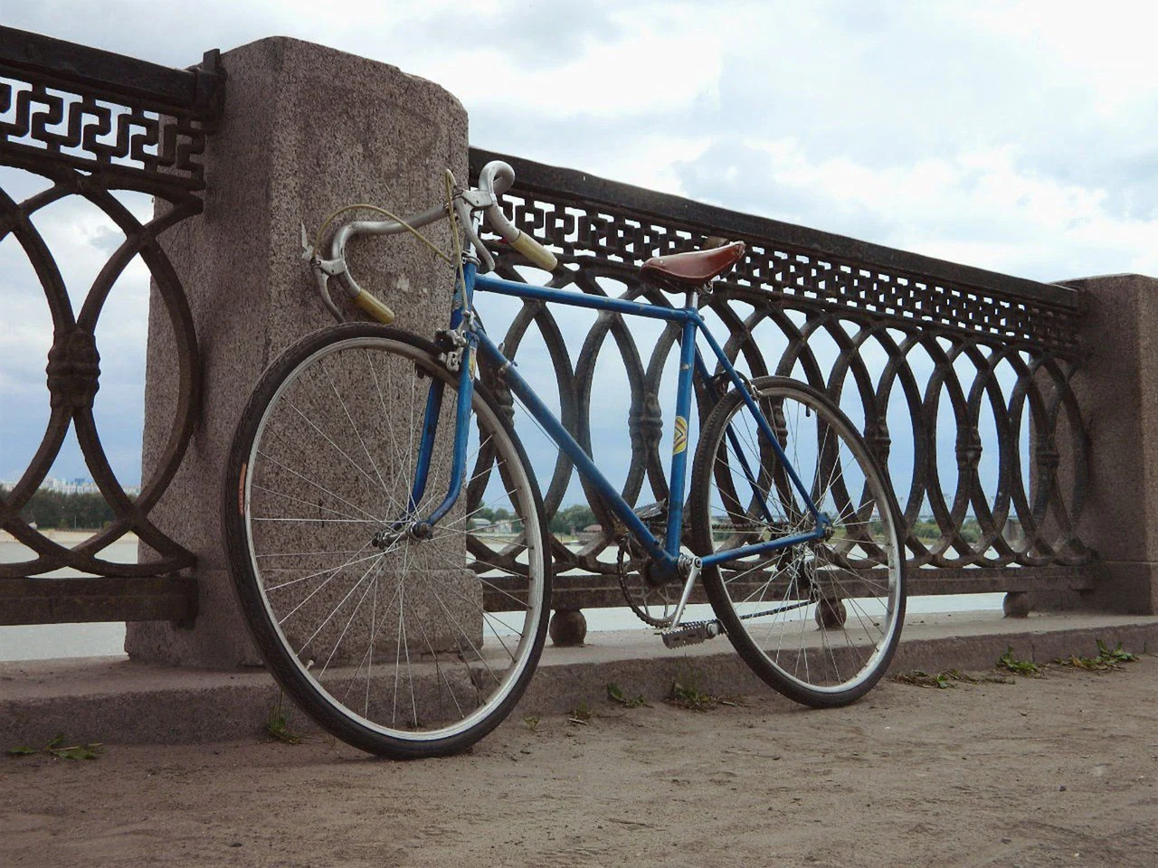 vélo de course bleu sur pont