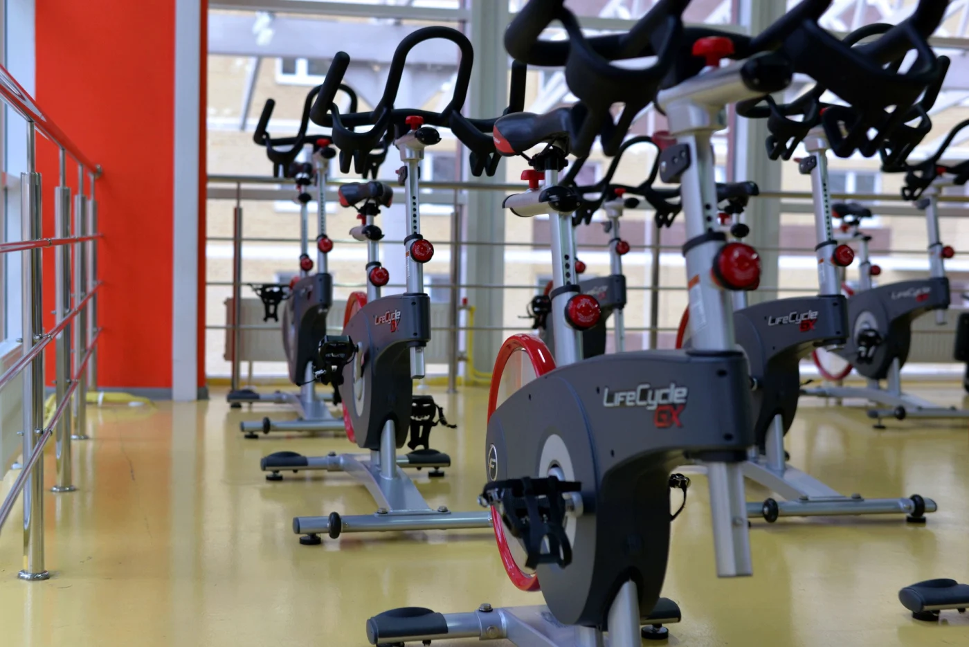 Vélo d'appartement dans salle de sport