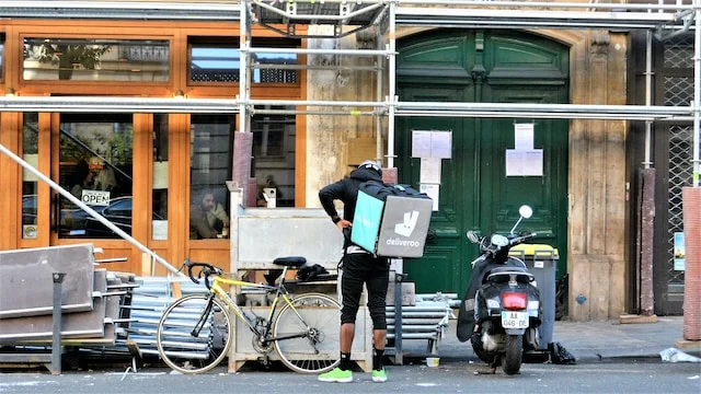 Livreur deliveroo a velo dans une rue en france