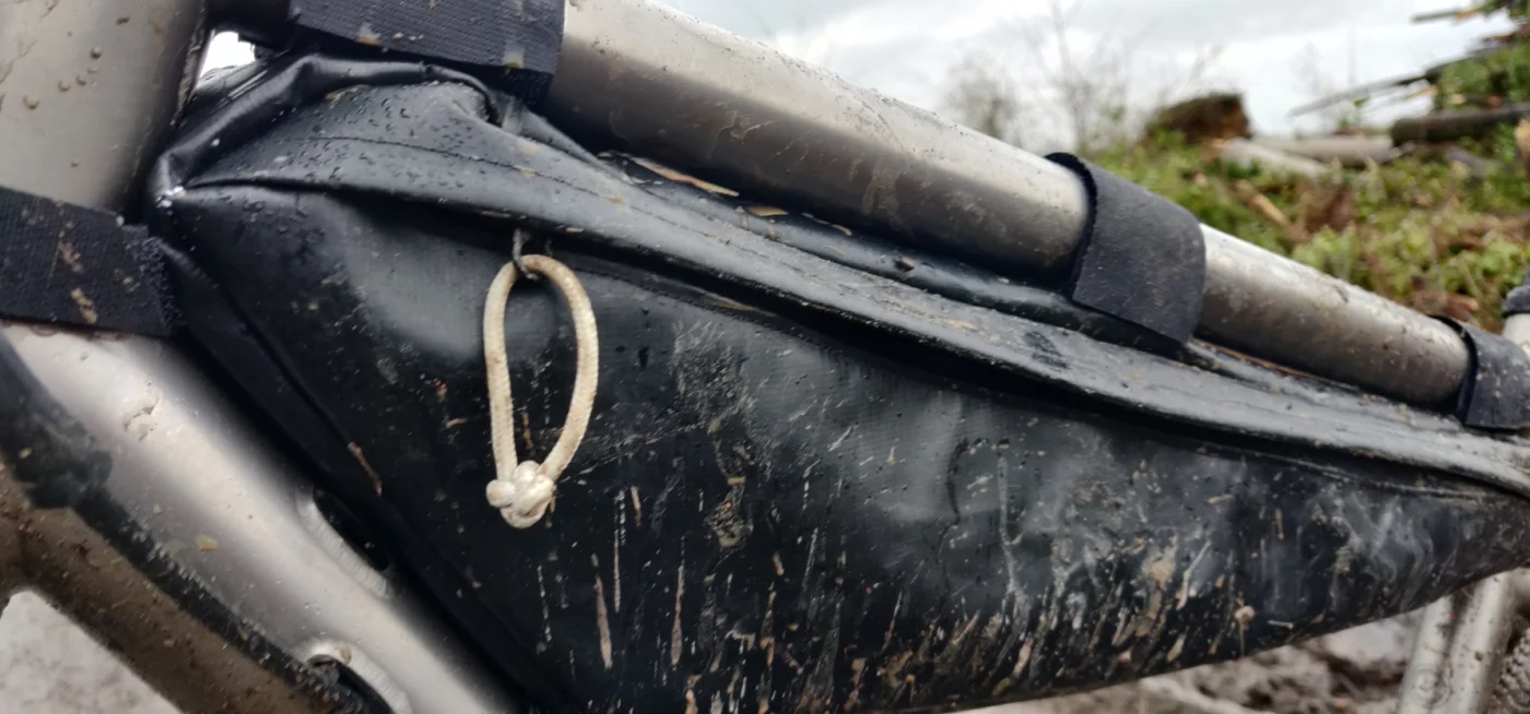 EXCLU : La future sacoche vélo upcyclée à partir de fond de kayaks gonflables, produite en France et taillée sur mesure pour le dernier gravel en titane de chez Triban.