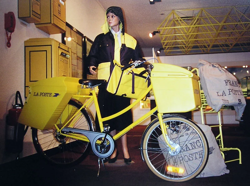 vélo la poste d'occasion dans un musée